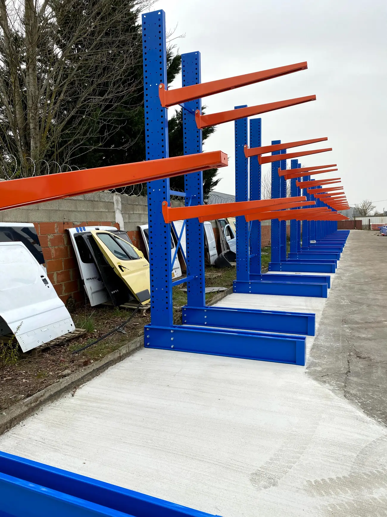 Rangée de racks cantilever CZE France en centre VHU